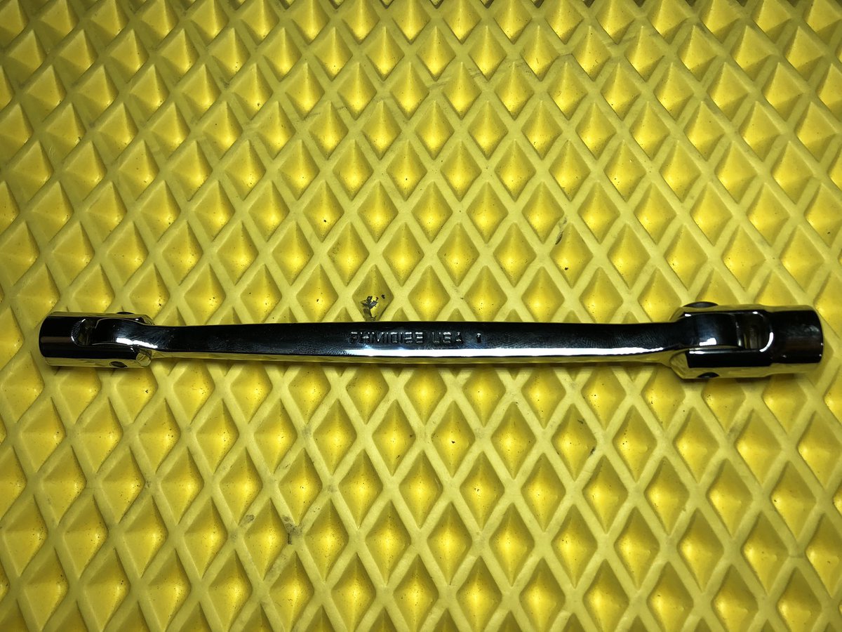 37TDMT's tweet photo. スナップオン
ダブルボックスレンチ
FHM1012B

自分がこの業界に足を踏み入れたばかりの頃、大ベテランの先輩がコレの類似品を使いこなしていたのを思い出しお得に買えるタイミングだったから購入

自分の知る限り他にはKTCしか見た事ない

電動化進むこの世の中でこいつはノスタルジックな気分になる https://t.co/aNTnRhVOjy