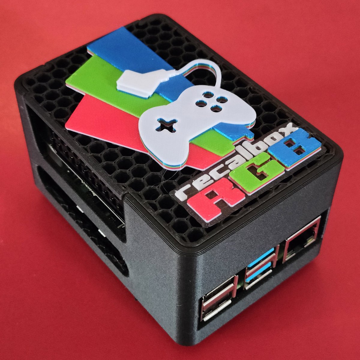 Ma #recalboxRGBdual 1 m'a réconcilié avec l'émulation. Une petite machine 100% jeux et branchée sur un écran CRT (ça Coûte Rien et c'est Top). J'adore. Je la prêterai aux potes quand j'aurai reçu la n°2 ✌️
Elle ne serait pas à la retraite, elle sera ambassadrice Recalbox !