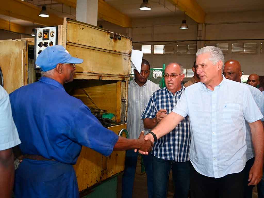 El presidente de #Cuba, <a href="/DiazCanelB/">Miguel Díaz-Canel Bermúdez</a> , realizó #hoy una visita de trabajo a la central provincia #VillaClara para evaluar programas  priorizados y polos productivos.
#CubaEstáFirme