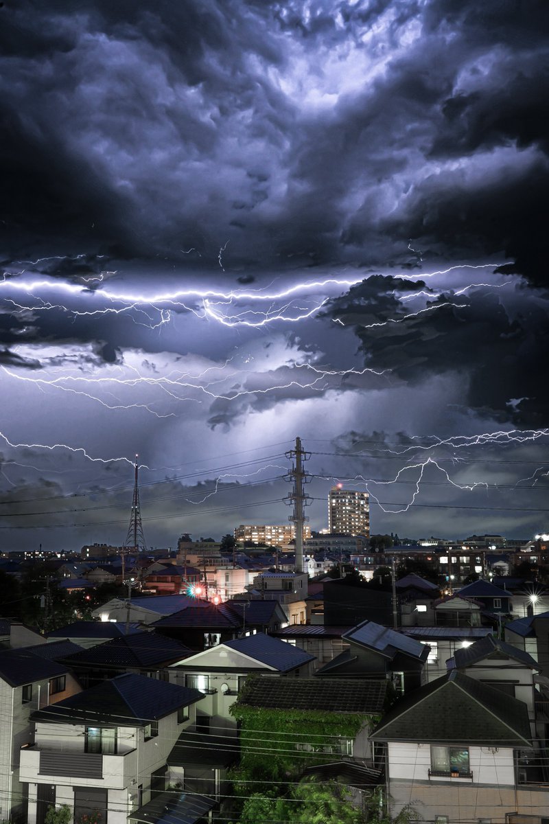 住宅街に迫る雷雲