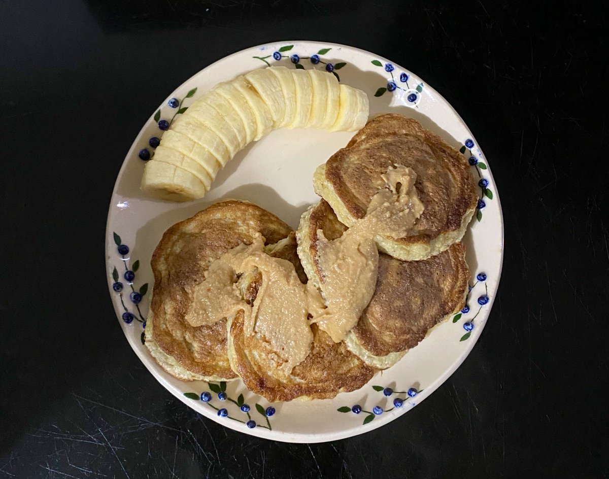 hazelnutbased's tweet photo. pancakes con harina de coco y avena + pb + banana https://t.co/8stze8Ohgu