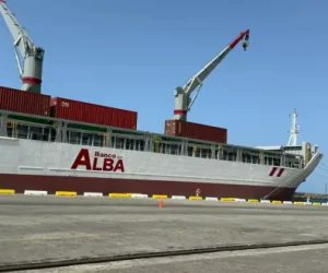 Zarpa barco del ALBA en aras de la cooperación entre América Latina y el Caribe. Mientras potencias pretenden desplegar barcos militares, el ALBA envía barcos cargados de fertilizantes, agroquímicos y alimentos. 
#Cuba 
#JuntosPorVillaClara 
#ALBAUnida