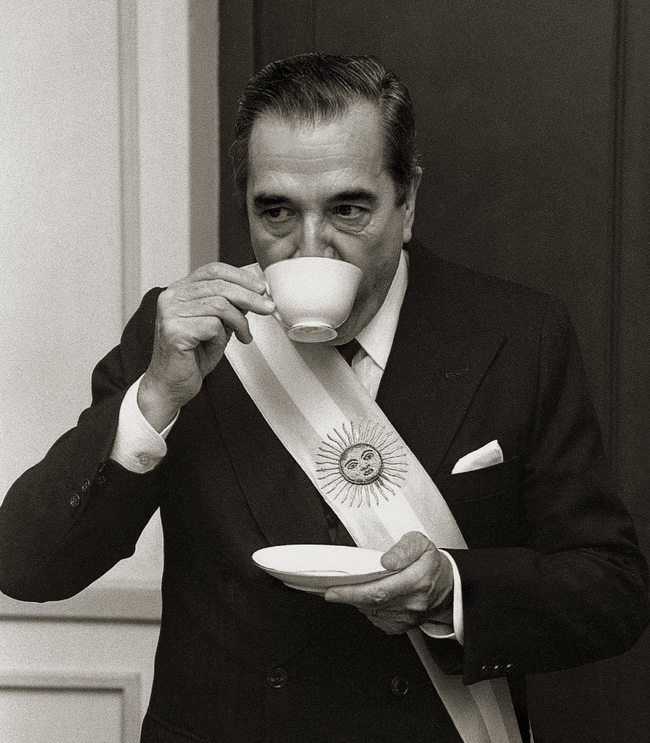 Me llena de orgullo saber que esta banda de coimeros detesta a Raúl Alfonsín.