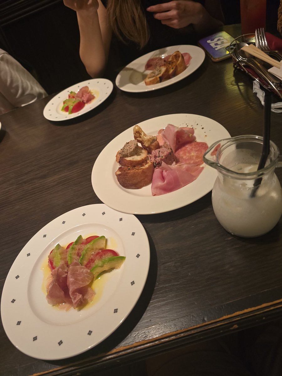 hime1987's tweet photo. パパの一周忌、親戚集まってごはんした🍴その後4時過ぎまで歌って飲んだ😂もう寝なきゃ死ぬwwwなのにお犬様が顔ベロベロ舐めてきて全然寝れないわ😂 https://t.co/eH1MAg2U9b