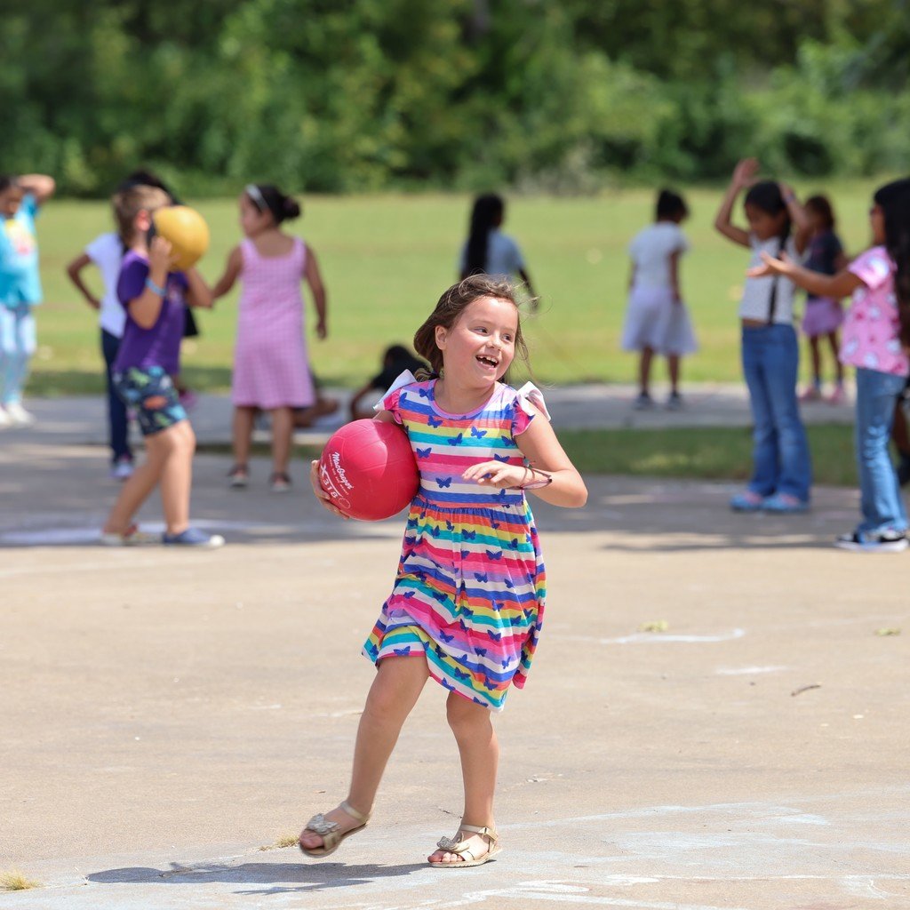 sdaleschools's tweet photo. Friday afternoons at Westwood Elementary: all about friends and soccer. 🥅 Soaking up the last bit of school-week fun! #SpringdaleFamily https://t.co/dwzXCbJWDX