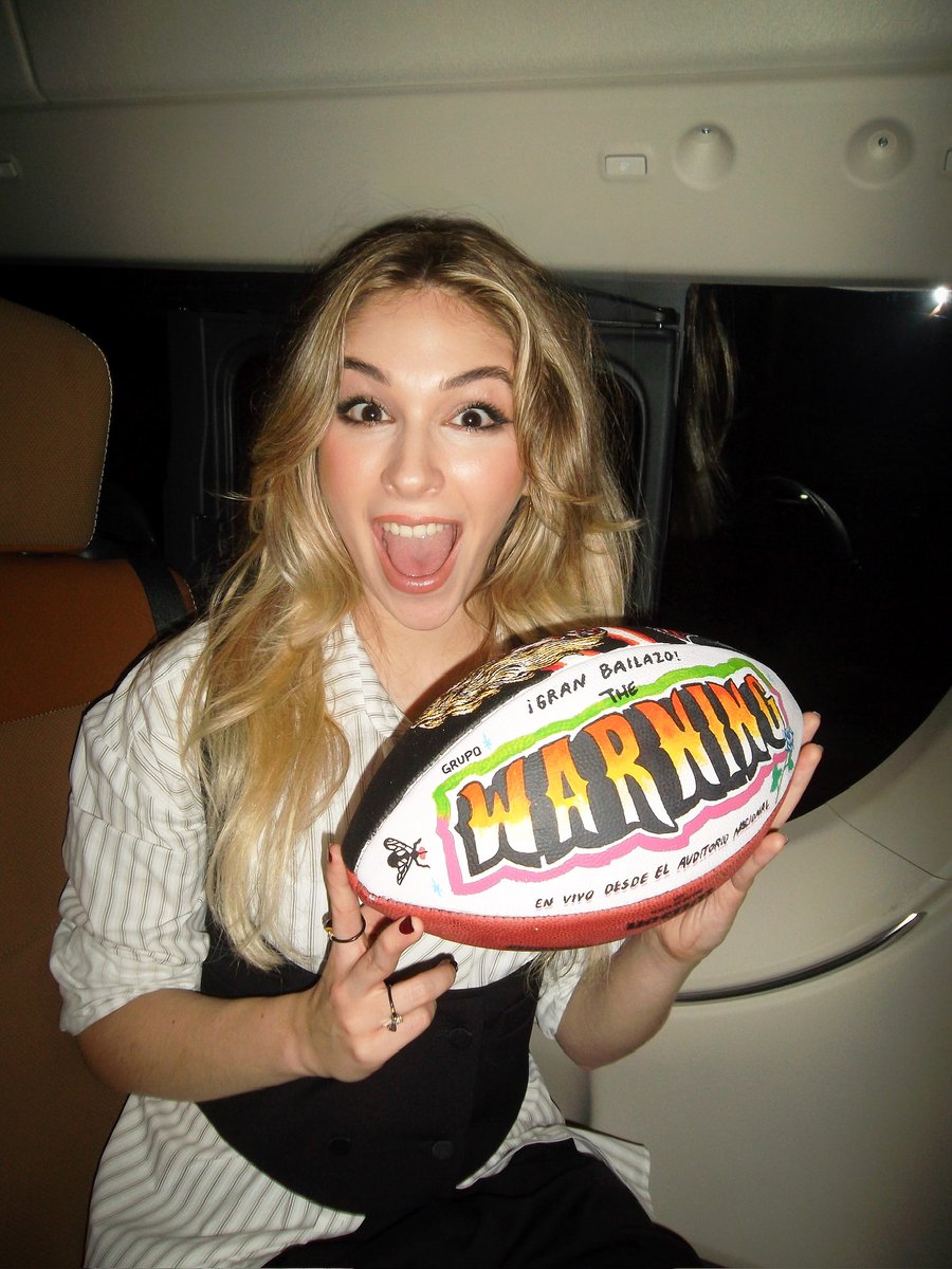 .<a href="/TheWarningBand2/">The Warning</a> nos invitó a la Premier de la proyección de su concierto y las sorprendimos con un balón pintando a mano por <a href="/atrapaluz_/">Adan Days / Atrapaluz</a>🤟Ya pueden encontrar su álbum En Vivo desde el Auditorio Nacional y pueden disfrutar de la proyección del concierto en cines este fin de
