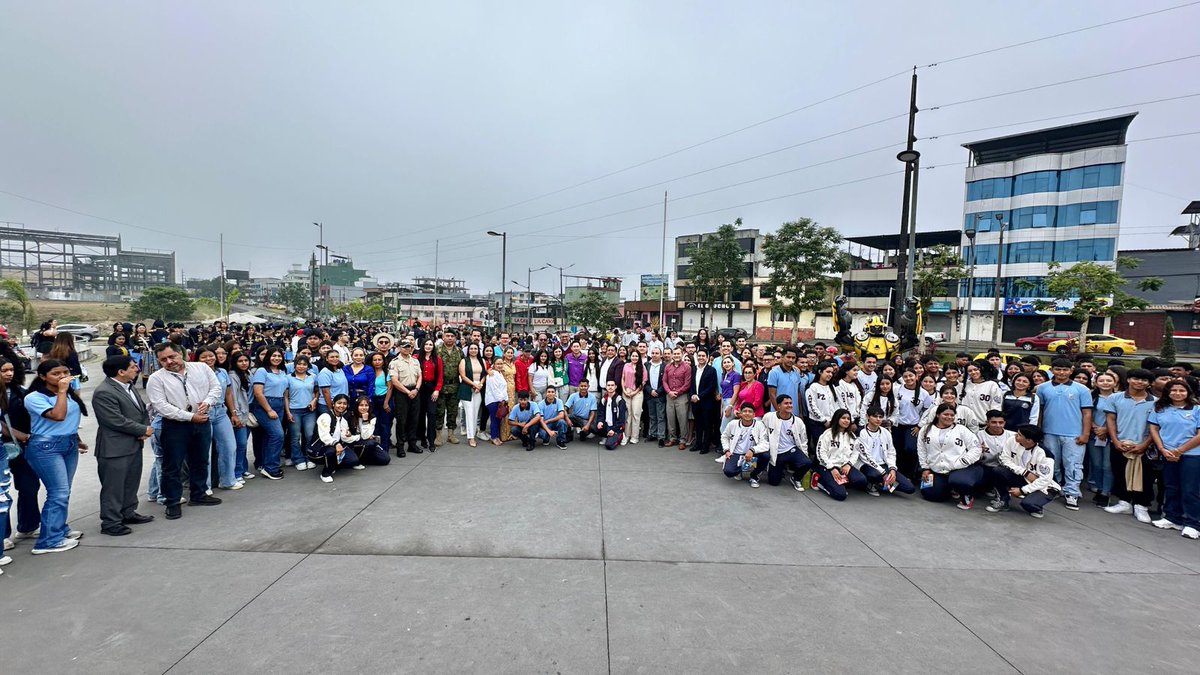 Inauguramos la "Expo Educación Superior 2025", para que nuestros estudiantes de bachillerato conozcan las oportunidades universitarias a nivel nacional e internacional.
 
¡Jóvenes! No dejen de soñar. Sigan adelante, estudien y prepárense para un futuro exitoso.