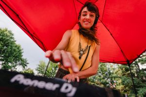 CE SAMEDI 23 AOÛT 2025 à 17h00, RUCHETTE BRANCHÉE AVEC DJ - On se donne rendez-vous au Parvis Wellington - En formule 5 à 8, profitez des Ruchettes en plein air pour réaliser des œuvres artistiques originales en compagnie de DJ CARE. 
Activité FAMILLE : Gratuite! 😉🎶🎨