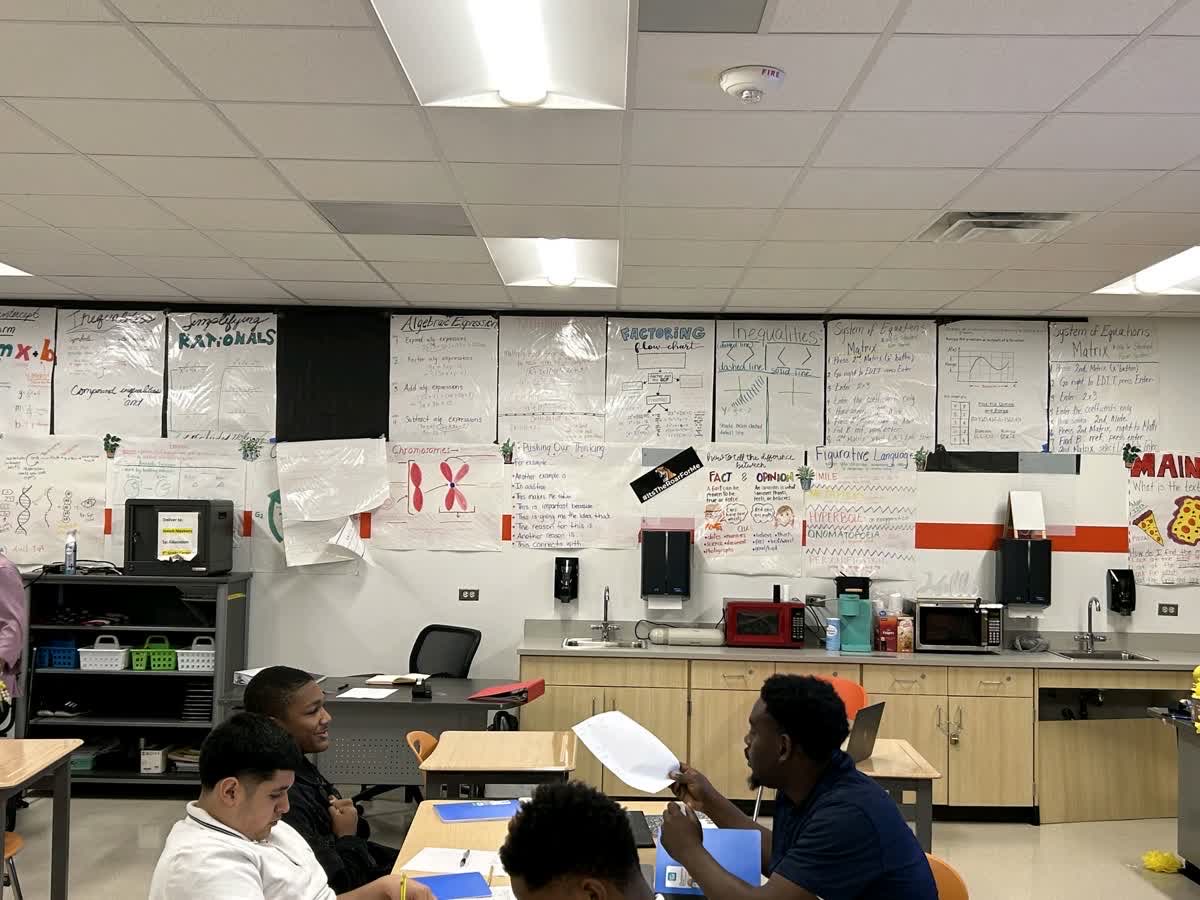 BAMOngc's tweet photo. RECAP FRIDAY:
On the 400 Hallway there were students in deep discussion, and solving problems together. The teachers there are creating a space where students are clearly owning their learning.
@LancasterISD #WeboNation #BAMOstrong https://t.co/xfrZ7AEEvM
