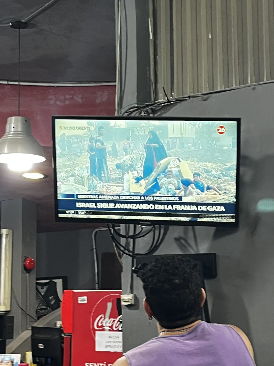 En el gimnasio estaban cambiando de canal en las teles. En 8 canales seguidos estaban hablando de Spagnuolo y las coimas de Karina. 

Lo que puso el tipo: