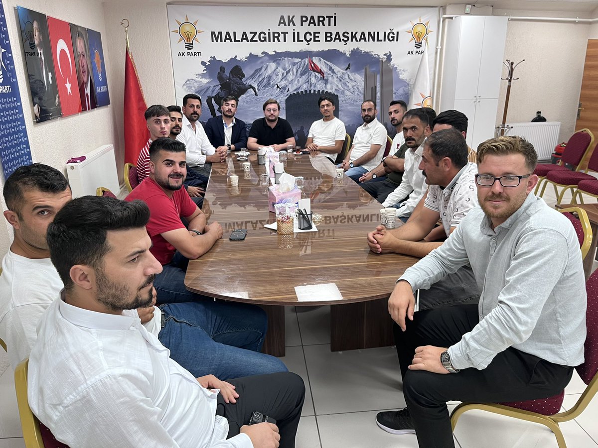 Bölge koordinatörümüz <a href="/ferdisenel25/">FERDİ ŞENEL</a>  ilçe Başkanımız <a href="/cengizaltin1071/">Cengiz Altın</a> İl Başkanımız <a href="/furkanyuce49/">MuhammedFurkan Yüce</a>   ilçe Gençlik Kolları Başkanımız @ResulcanAkgn katılımlarıyla Gerçekleşecek olan 1071 Malazgirt Zaferi kutlamaları ile ilgili yönetim kurulu arkadaşlarımız istişarelerde bulundular.