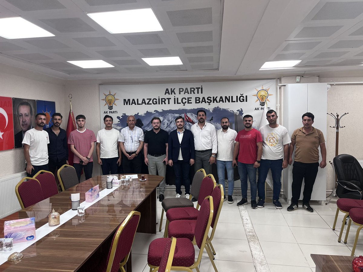 MalazgirtG's tweet photo. Bölge koordinatörümüz @ferdisenel25  ilçe Başkanımız @cengizaltin1071 İl Başkanımız @furkanyuce49   ilçe Gençlik Kolları Başkanımız @ResulcanAkgn katılımlarıyla Gerçekleşecek olan 1071 Malazgirt Zaferi kutlamaları ile ilgili yönetim kurulu arkadaşlarımız istişarelerde bulundular. https://t.co/nLYNiCASda
