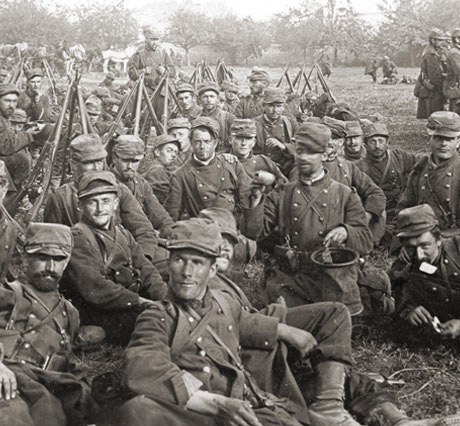 🇫🇷 1914. Un 22 Août, entre l'aube et la tombée de la nuit, pas moins de 27 000 soldats de l'armée françaises sont tués, soit deux fois plus que du côté allemand. C'est le jour le plus sanglant de l'histoire de l'armée française, toutes guerres confondues. Dépassé par les