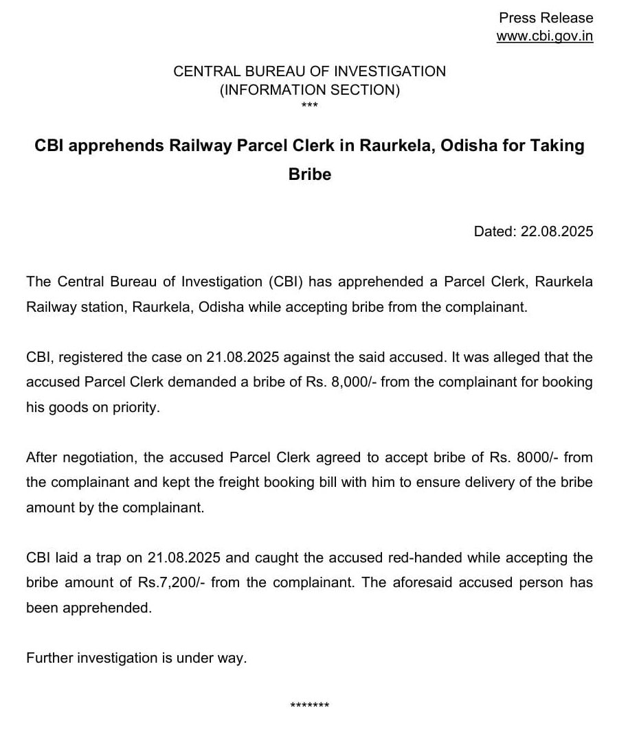 #CBI apprehends a #ParcelClerk in #Rourkela Rly Stn while accepting #bribe from the complainant.
CBI, registered case on 21.08.2025 against the said accused. It was alleged that accused parcel clerk demanded a bribe of ₹8000/- from the complainant for booking his goods priority.
