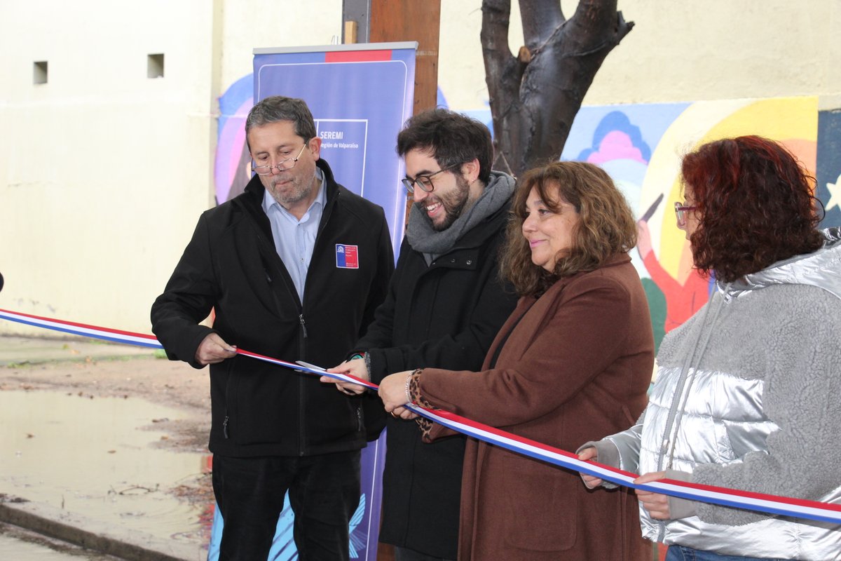 Hoy el director ejecutivo de SLEPV, Pablo Mecklenburg el Seremi de las Culturas, las Artes y el Patrimonio y la comunidad educativa del liceo 1 de Niñas de Valparaíso, inauguraron un mural colaborativo bajo el lema: "Territorio de recados" en el marco de la Educación Artística.