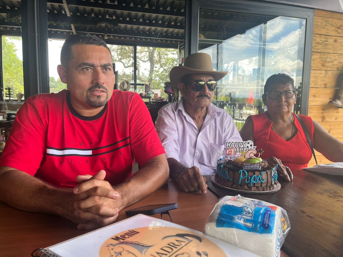 Hoy es un día feliz para mi familia después de 25 años que mi hermano se fue hoy regreso por primera vez y gracias a Dios encontró a mis viejos vivos no puedo expresar la felicidad de mis padres al verlo nuevamente 
Que más regalo de cumpleaños para mi papá hoy que su hijo 😍😍