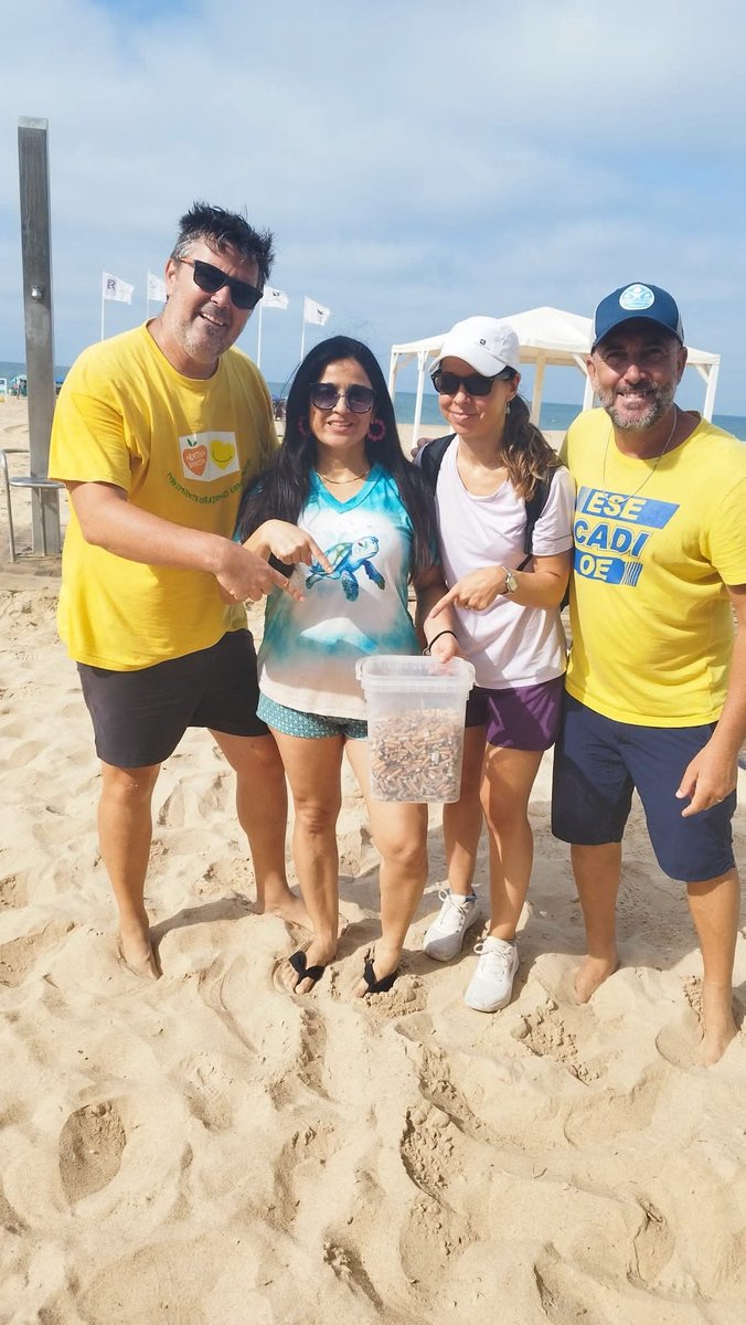 VerdesEquoRota's tweet image. Recogida de colillas hoy en playa de la Costilla, #Rota
Gracias a las personas voluntarias, a QuiQue Bolsitas y a nuestro compañero de Verdes EQUO Rota , Abraham López Morales