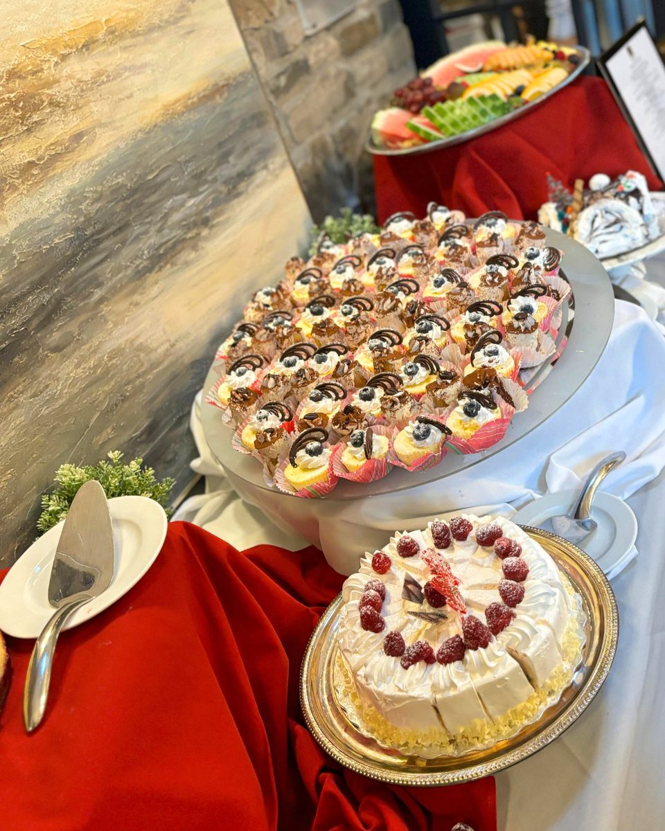 Give the #summer a touch of sweetness at Glenerin! 

Planning a gathering, #celebration, or corporate #event? Treat your guests to a delicious spread of seasonal dishes paired with an array of #desserts crafted to make every moment unforgettable.
glenerininn.com