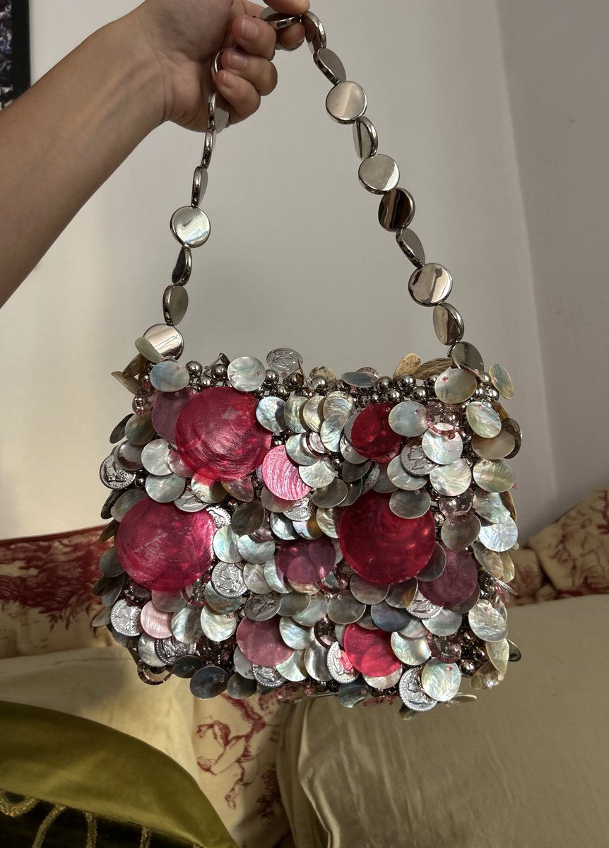 gi1br0gl1a's tweet image. aqui quietinha criando umas bolsinhas de miçangas não me interrompam