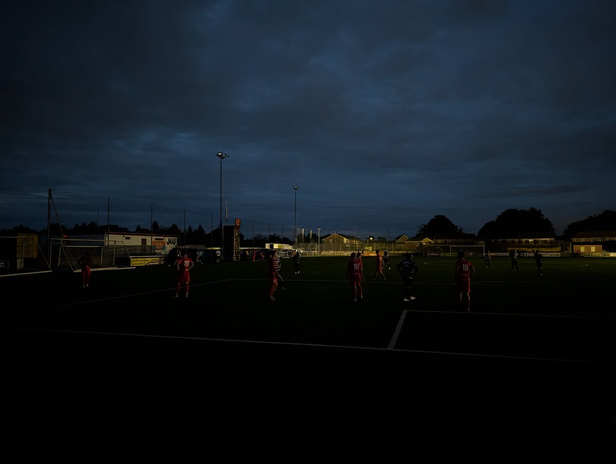 85' oh no, it's the Undertaker!

The floodlights have gone out 

ESFC ⚫⚪ 1 - 5 BRFC 🌹
#WeAreTheShire