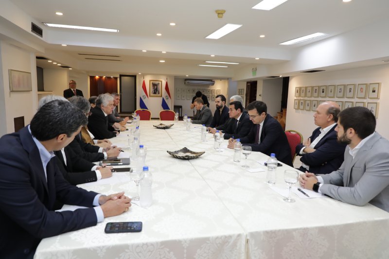 Consejo Consultivo Empresarial analiza desafíos y oportunidades en conectividad, infraestructura y ciberseguridad en Paraguay. 

➡️lc.cx/HzpIuc