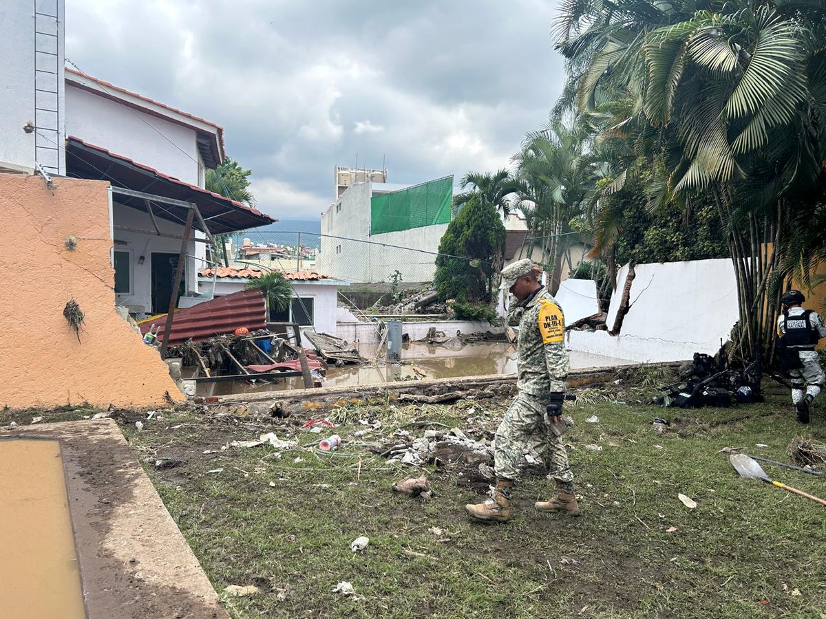 LaMultimedios's tweet photo. #Entérate || Personal militar y de la Guardia Nacional, adscrito a la 24/a. Zona Militar, aplicaron el Plan DNIIIE, en el fraccionamiento San Jerónimo de la Colonia Antonio Barona en el municipio de Cuernavaca, Morelos https://t.co/0HExnNUL66