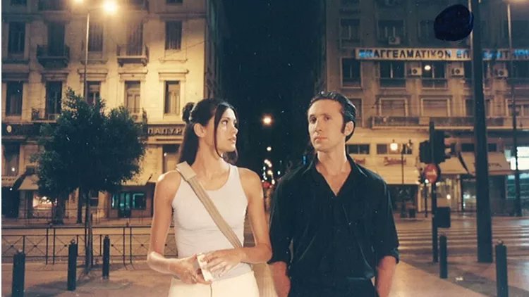 Τεράστιε Ρενο πόσο μπροστά ήσουν 25 χρόνια πριν που συνέλαβες πρώτος απ όλους τη μαγεία της Αυγουστιατικης Αθήνας; Ειδικά στην εποχή του νεοπλουτισμου των τενεκεδων της Μυκόνου και της βαθιάς  αποχαυνωσης μιας χώρας που νόμιζε ότι θα γίνει Μαϊάμι εξάγοντας γιαούρτι.