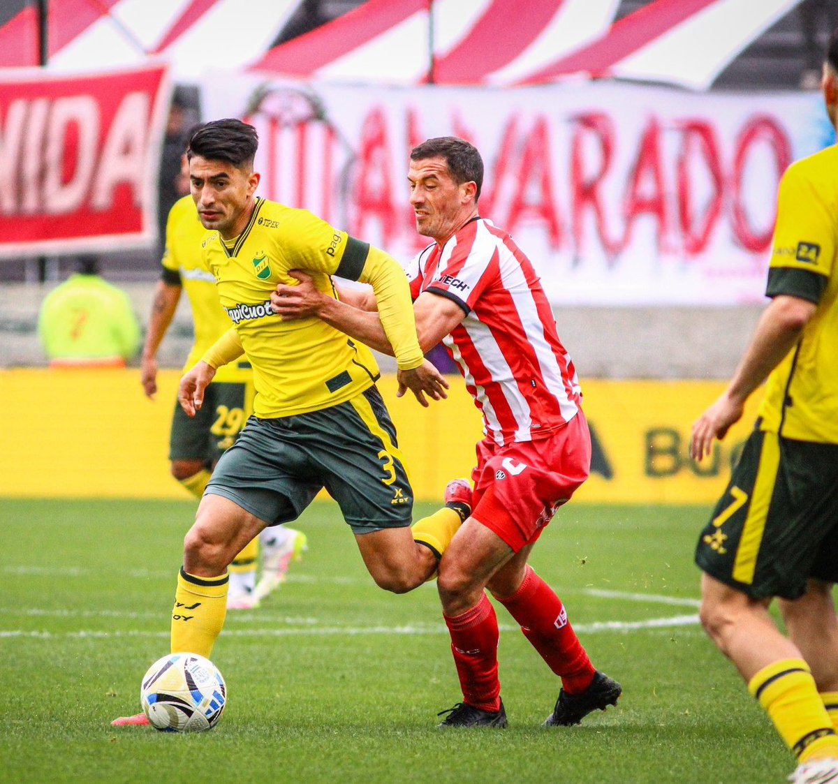 EMPATÓ DEFENSA 🤝🏼

🦅 El Halcón igualó oor 1-1 ante Barracas Central como visitante por la Fecha 6 del Torneo Clausura 🏆

⚽ El gol lo convirtió Juan Miritello. El equipo de Soso alcanzó los nueve puntos en la tabla.