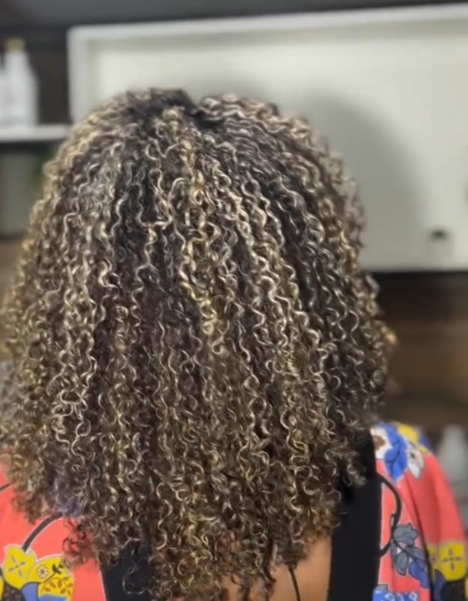 q_soares's tweet image. Iluminado ,Lavado e hidratado  com os melhores🤌🏾🤏🏾✨
@SalonLineBrasil @cachos #cacheadas #crespa #negracomorgulho