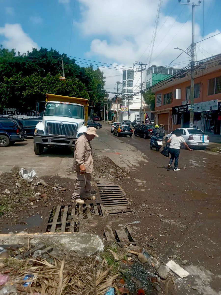 CuernavacaGob's tweet photo. 🌧🚧 Brigadas del Ayuntamiento de #Cuernavaca  realizaron limpieza y retiro de escombros en la calle Estrada Cajigal, Col. Gobernadores, luego de las afectaciones provocadas por las lluvias del jueves. 🧹🚜

Más info👉https://t.co/t5pNzg2kSu https://t.co/lvzA7AXLuA