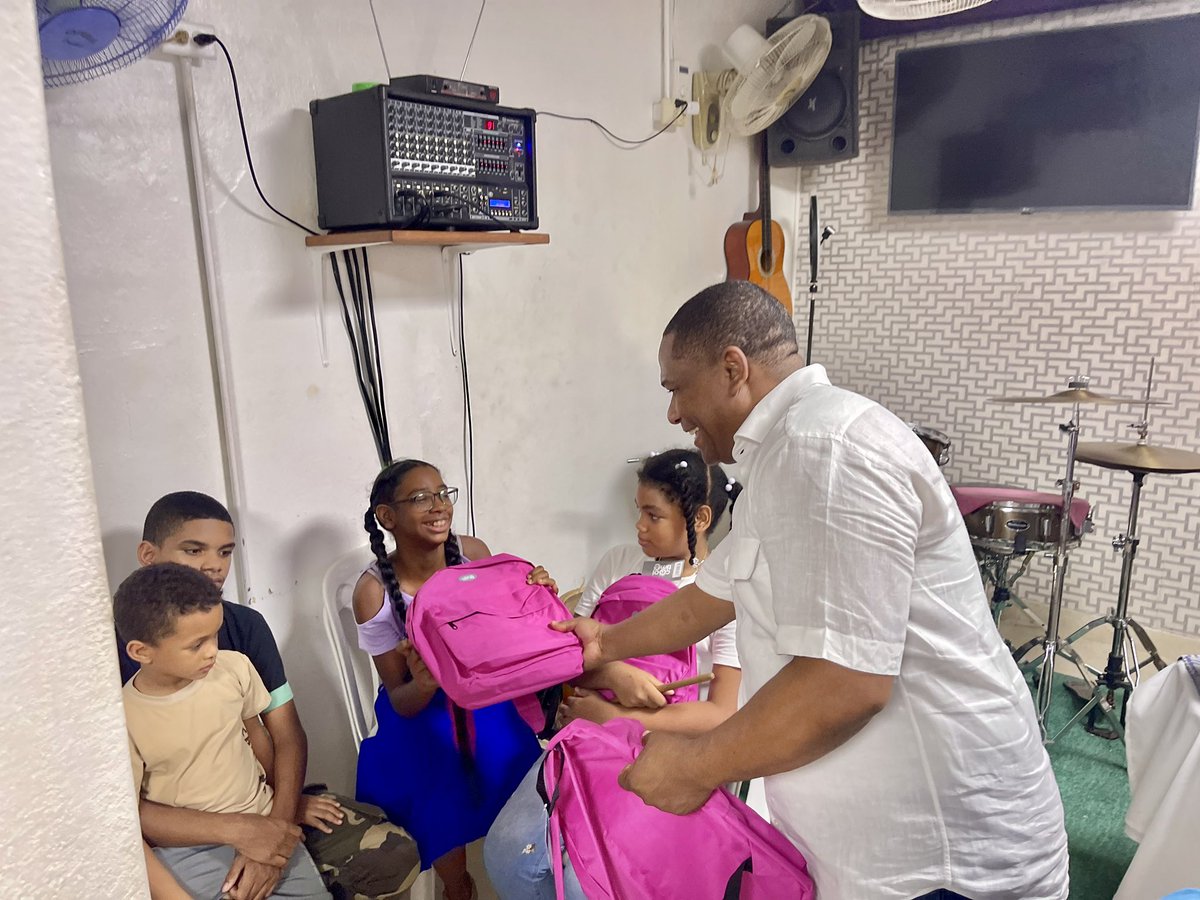 📚✨ ¡Educación y solidaridad para un futuro brillante! ✨📚

Ayer entregamos kits escolares a los niños de la iglesia Valle de Restauración y Vida, en El Libertador de Herrera.  

#FelixEncarnacion #Educación #Herrera #Solidaridad #ÚtilesEscolares #ElFuturoEsHoy #Diputado