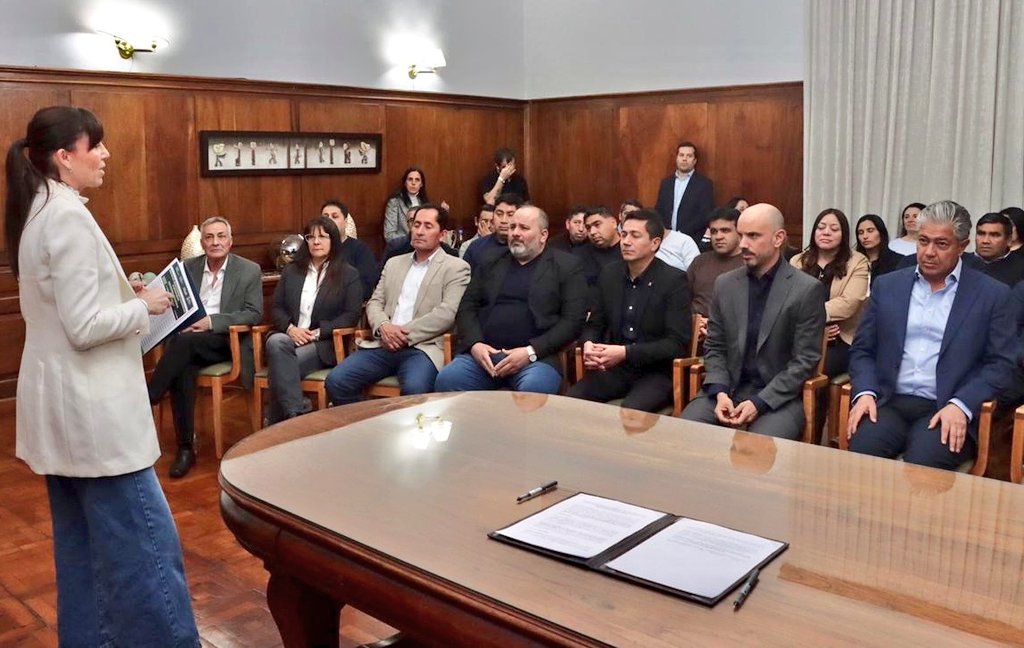 OBRAS EN CADA PUNTO DE LA PROVINCIA

Firmamos un compromiso de financiamiento con 28 municipios y comisiones de fomento, destinado a la ejecución de obras de infraestructura urbana.

Gracias al Pacto de Gobernanza pudimos establecer una dinámica de trabajo que nos permite, con