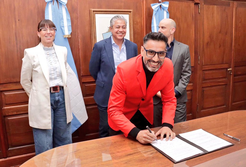 Rolo_Figueroa's tweet photo. OBRAS EN CADA PUNTO DE LA PROVINCIA

Firmamos un compromiso de financiamiento con 28 municipios y comisiones de fomento, destinado a la ejecución de obras de infraestructura urbana.

Gracias al Pacto de Gobernanza pudimos establecer una dinámica de trabajo que nos permite, con cada obra finalizada y rendida, avanzar en nuevos proyectos que mejoran la calidad de vida de las comunidades y embellecen sus localidades.