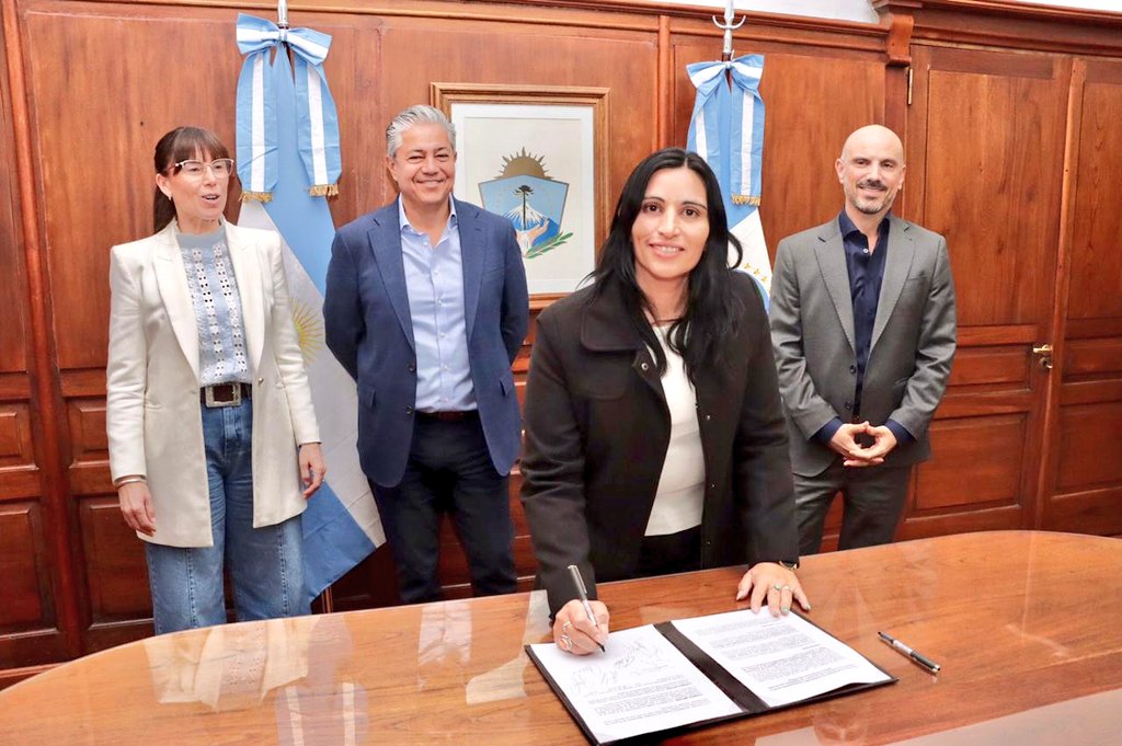 Rolo_Figueroa's tweet photo. OBRAS EN CADA PUNTO DE LA PROVINCIA

Firmamos un compromiso de financiamiento con 28 municipios y comisiones de fomento, destinado a la ejecución de obras de infraestructura urbana.

Gracias al Pacto de Gobernanza pudimos establecer una dinámica de trabajo que nos permite, con cada obra finalizada y rendida, avanzar en nuevos proyectos que mejoran la calidad de vida de las comunidades y embellecen sus localidades.