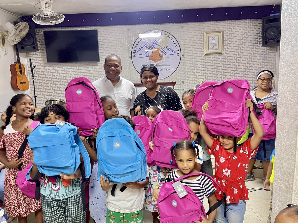 📚✨ ¡Educación y solidaridad para un futuro brillante! ✨📚

Invertir en la educación es sembrar esperanza para todo el país.  

¡Seguimos trabajando por una comunidad más fuerte y con más oportunidades!

#FelixEncarnacion #Educación #Herrera #Solidaridad #ÚtilesEscolares
