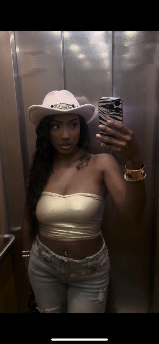 ReiinaIVY's tweet photo. Vote la 1 ou la 2 dans les commentaires👇🏾
#outfit #Fyp #Glowup https://t.co/GM1Q3k3qiz