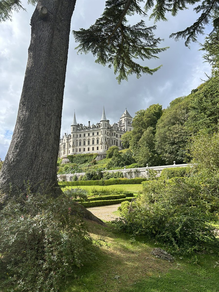 feelrealchange's tweet photo. @JamesLucasIT Dunrobin Castle, Scotland https://t.co/3TowbUIrzw