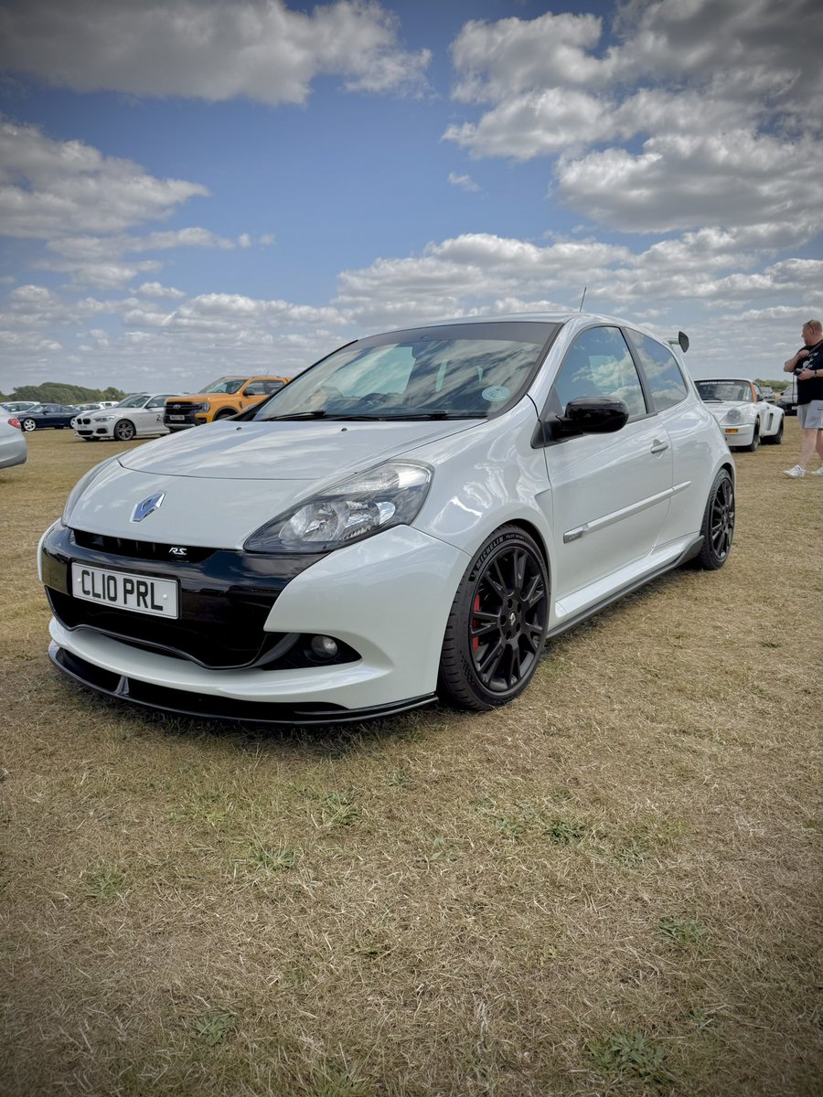 tomfleech's tweet photo. I hear that black wheels are very last decade, and I agree. That’s why they still actually look good on the Clio 200. I get that they’re not right for every car but black wheels on a Mk3 Clio RS look correct. Very 2010 😎 #RenaultSport #ClioRS #Clio200 https://t.co/Bc1toexKPU