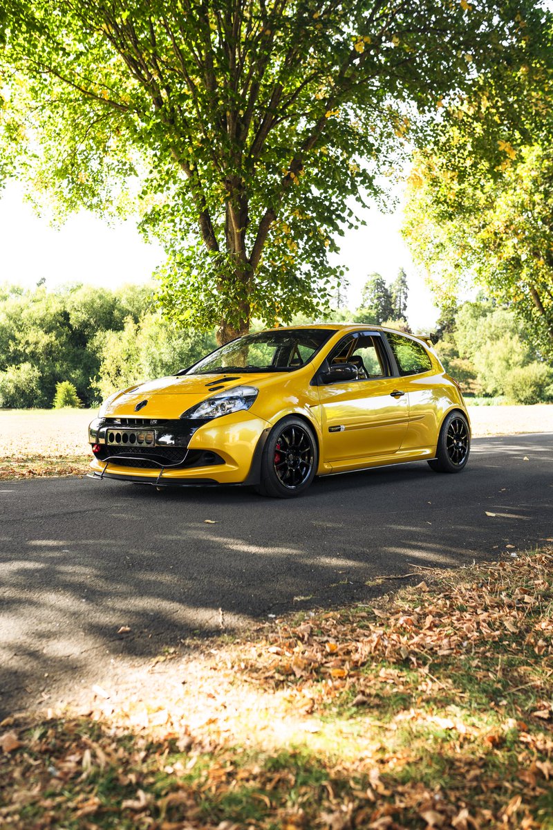tomfleech's tweet photo. I hear that black wheels are very last decade, and I agree. That’s why they still actually look good on the Clio 200. I get that they’re not right for every car but black wheels on a Mk3 Clio RS look correct. Very 2010 😎 #RenaultSport #ClioRS #Clio200 https://t.co/Bc1toexKPU