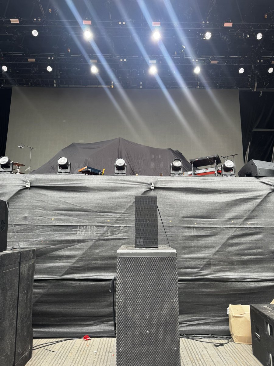 centre rayeacade for my home town show😭😭😭😭🫶🏼 <a href="/raye/">RAYE</a>