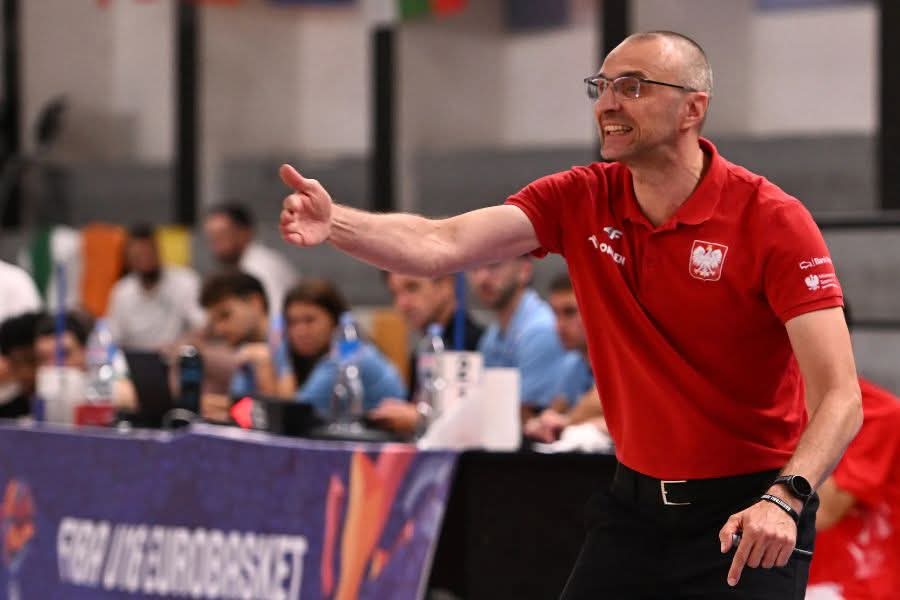 Tomasz Niedbalski w rozmowie z <a href="/Xerez1000/">Szymon Woźnik</a> opowiada o tym jak nasz dziennikarz pomógł zmobilizować kadrę U-16, a także o innych kulisach turnieju ME w Skopje, szkoleniu w ramach którego odwiedzi kluby NBA oraz o odkupieniu i wdzięczności. 

#plkpl

CZYTAJ: super-basket.pl/tomasz-niedbal…