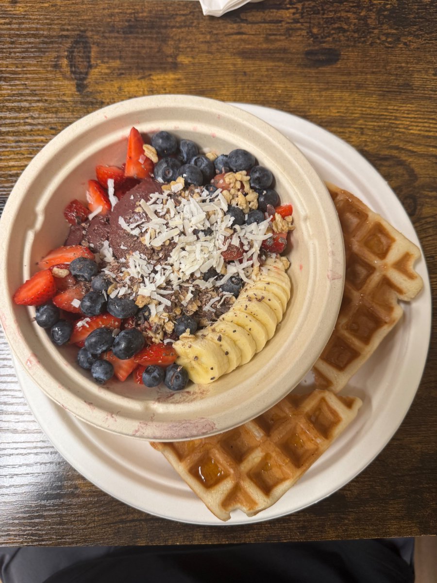 tabi_yarou's tweet photo. 現地の人に教えてもらい訪れた店が大正解。「waffle and Berry」のワッフルが美味すぎた。サクサク食感に中はもっちり、アサイーも◎。シェラトンワイキキから徒歩5分かからない好立地にありながら、店内はガラガラ。チョコやグラノーラをセルフでトッピングできるのもgood👍 https://t.co/JgkOpBdjbJ