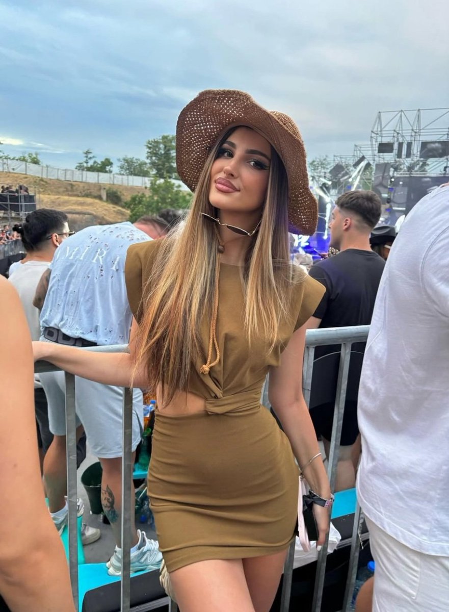 The Art of Attracting a Younger Woman – Without Chasing or Begging 

(It’s not about gifts. It’s about something most men overlook) 

- Female Psychology UNLOCKED 🧵