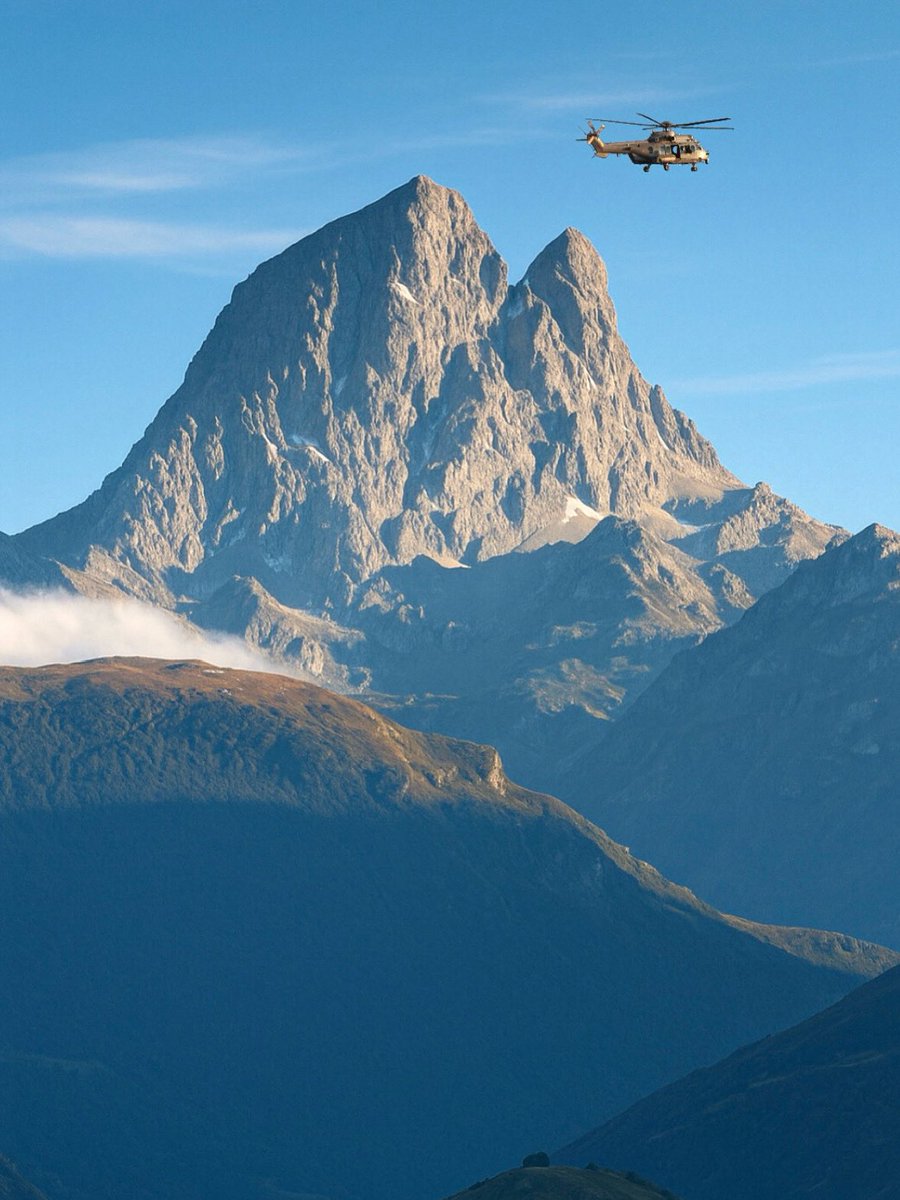 L'Ossau immobile contemple ces hommes.
Et dans le grondement de l'acier, Se cache un espoir : celui de la paix...