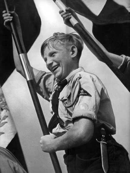 “Halk, topraklarıyla ikili bir ilişki içinde durur; toprağı yerleştirir ve geliştirir, ama toprak da halkı damgalar ve belirler... Belirli bir toprağın belirli bir halka ait olması sadece devlet otoritesi tarafından gerekçelendirilmez, aynı zamanda nesnel olarak tarihsel,+++👇🏻