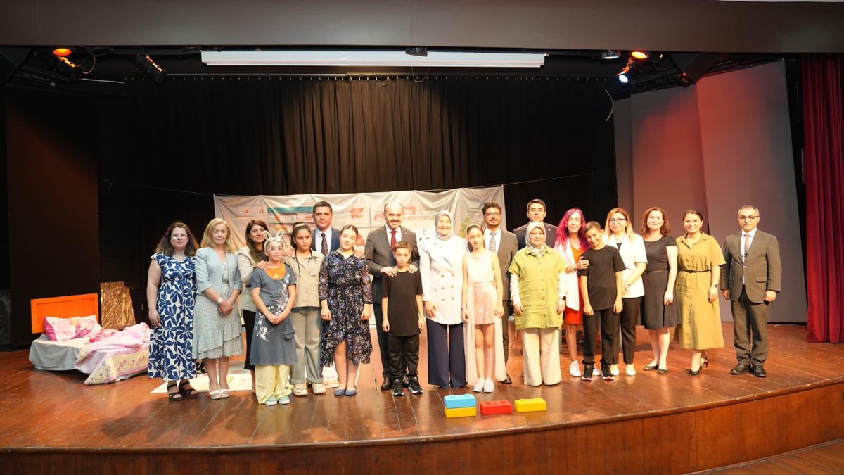 📍Ankara

Kocaeli’de kurulan Bizim Çocuklar Güzel Oynuyor tiyatro ekibi, "Ponçik Teknoloji Bağımlısı" oyununu Ankara'daki arkadaşları için sahneledi.🎭

Kahkahalar, oyunlar ve dostane anlarla dolu bu tiyatro gösterisi, çocuklarımızın kalpten kalbe bağ kurmasını sağladı.