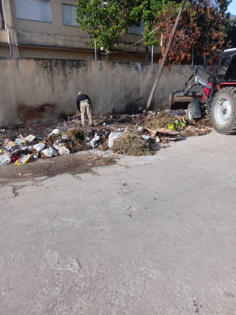 Continúan las acciones de limpieza e higienizacion en varios espacios públicos del municipio de Camagüey para mejorar el entorno y la imagen de los barrios y las comunidades.