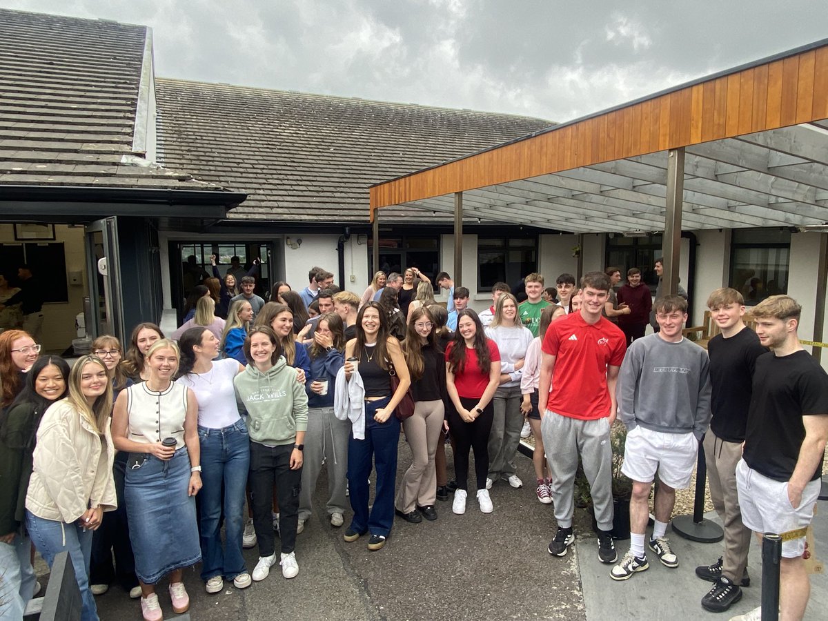 KinsaleComSch's tweet photo. Congratulations to the amazing class of 2025 who did themselves &amp; our school proud today achieving outstanding results in their Leaving Certificate.  It was lovely to welcome them this afternoon 👏🎉we are proud of each &amp; every one of them &amp; wish them every success in the future https://t.co/oYHh4AnlbQ