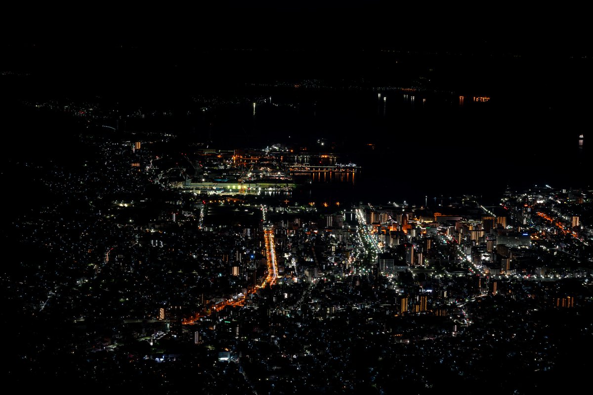 呉市の夜景、from 灰ヶ峰。
今日提督たちが一日奮戦した場所を眺める。
撮影：<a href="/Skywalker_Ji/">SkywalkerJi</a>  登頂協力：<a href="/Kazuya_Sia/">Kaz＠C106土曜日西1 "の"12b売り子</a>
#艦これ #呉支援遠征 #艦これ展