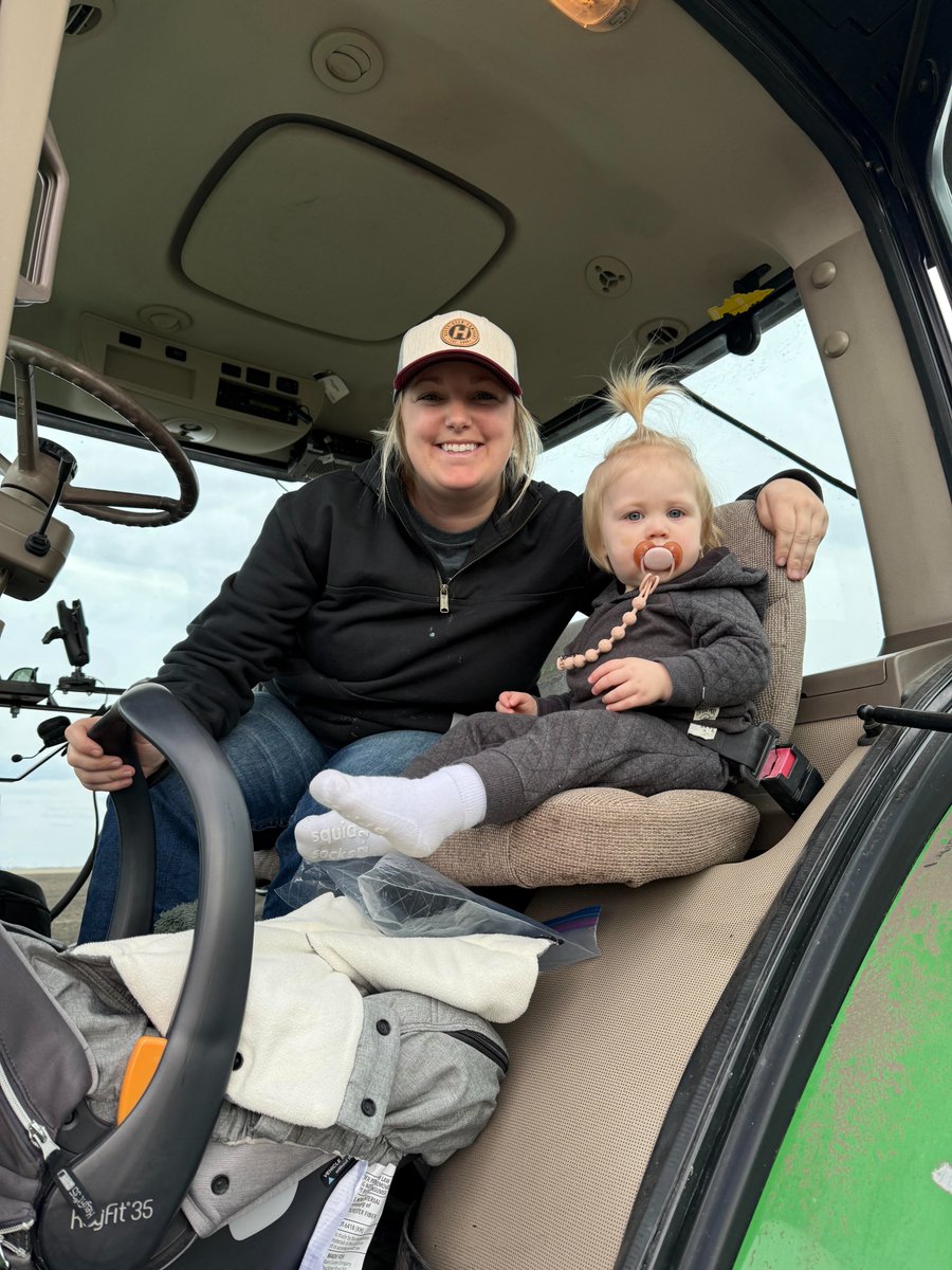 SugarAlliance's tweet photo. It's #FarmerFriday! 🚜💚🌱

Meet Emma Torkelson: a sugarbeet grower based in St. Thomas, North Dakota. A FIRST-GENERATION farmer, Emma discovered her passion for agriculture early on while helping out on a neighbor’s farm.

Emma planted her first crop for @CrystalSugarCo in 2019, and today, she runs her own operation with the support of her family and close-knit community. “I am a part of something bigger than me and my farm,” she says.

Raising Gracie and Grant while also raising a sugarbeet crop keeps Emma on her toes. But there is nothing like the strength of a farm mom. 💪

We are so grateful for growers like Emma. As you’re enjoying the sweet treats of summer, remember to take a moment to #ThankAFarmer! #KeepItSweetInAmerica